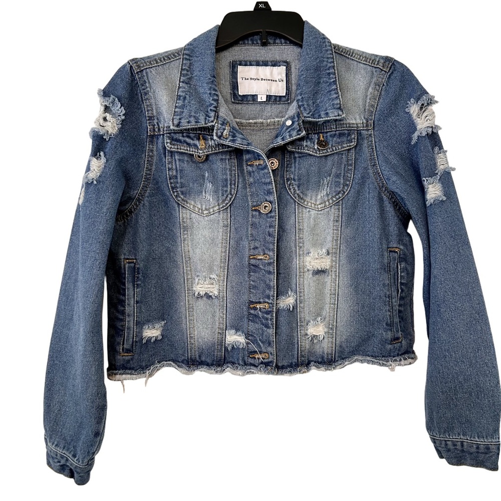 The Style Between Us distressed cropped denim jacket size M/L